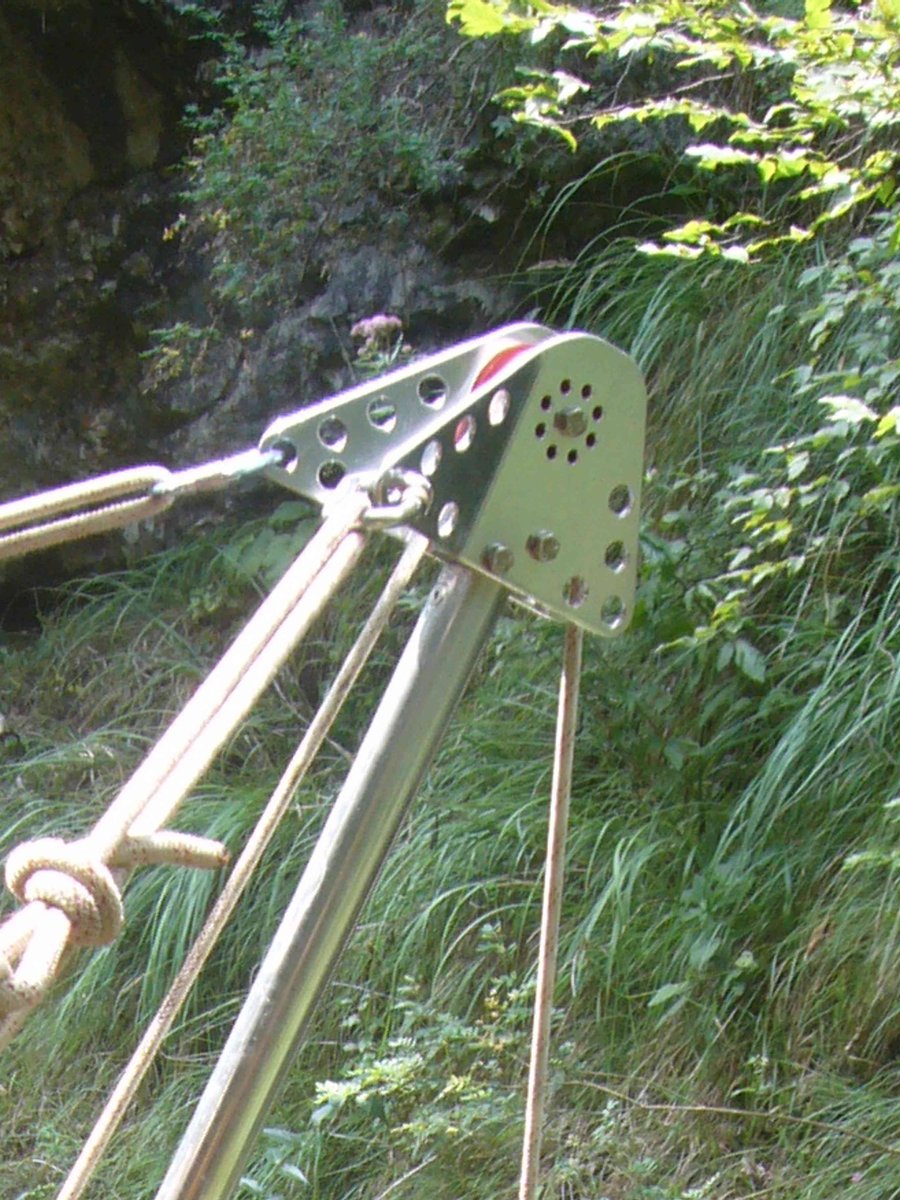 Attrezzatura di soccorso alpino: paranco e corde in parete